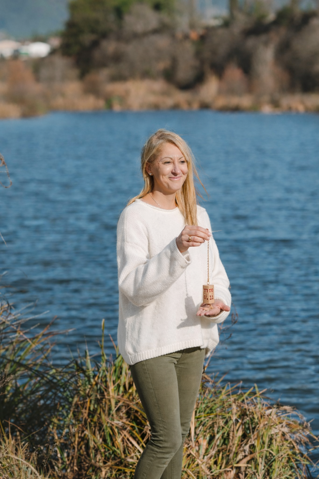 Sonia Pizarro junto al agua